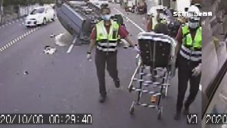 工人疑恍神釀禍　撞2車打滑自轉翻覆