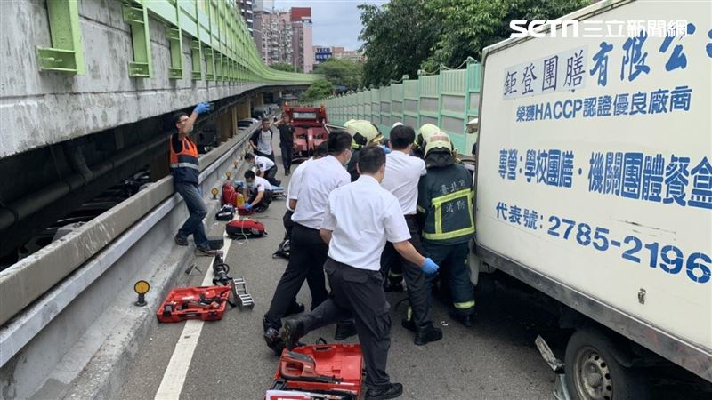 建國高架2車追撞　駕駛昏迷受困車內