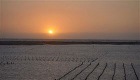 電影「消失的情人節」中的夢幻夕陽就在嘉義縣東石鄉白水湖壽島拍攝，此處夕陽與潮汐的絕美變化，造就影片中最吸引人的場景。中央社記者蔡智明攝 109年10月7日
