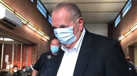 ▲萊溫斯基被捕戴上口罩。（圖／翻攝自推特）