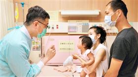 名家專用／NOW健康／快滿周歲小女嬰差幾天可以打水痘疫苗，卻因爸爸出現皮蛇，提早接觸水痘病毒，導致罹患水痘。(勿用)