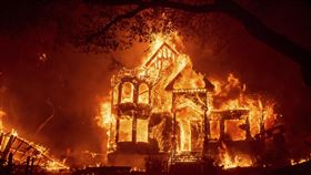 ▲美國加州森林大火，當局首度命名新分類「gigafire」。（圖／美聯社／達志影像）