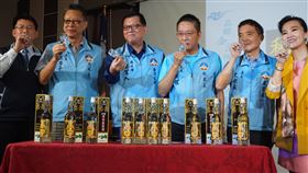 金門酒廠推白金版陳高白金版陳年特級金門高粱酒發表會7日在金門縣政府多媒體室舉行，金門酒廠總經理楊駕人（左3）邀請縣府主管一同品嘗。（飲酒過量，有害健康，中央社提醒您酒後不開車）中央社記者黃慧敏攝  109年10月7日