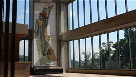 顏水龍藝術壁畫　豐原高爾夫俱樂部新館重新展出國寶級藝術家顏水龍民國56年在豐原高爾夫俱樂部會館外牆創作馬賽克鑲嵌藝術壁畫「高爾夫揮桿圖」，會館重建時，特別將這幅作品連壁切割完整保存，並將在10月10日豐原高爾夫俱樂部新會館落成啟用後重新展出。（民眾提供）中央社記者趙麗妍傳真　109年10月7日