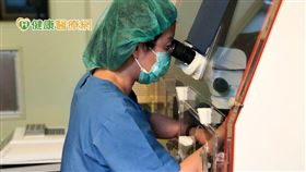 胚胎師在人工生殖療程中扮演著很重要的角色，需要經驗的累積才能精準完成任務，充分考驗胚胎師的專業技術能力。