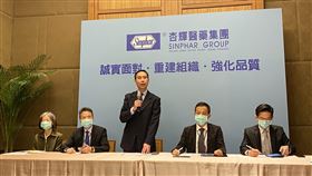 杏輝23款藥品下架回收引疑慮 總經理道歉杏輝遭列嚴重違反GMP藥商黑名單，總經理白友烺（中）出面召開記者會，對引發外界擔心及疑慮甚表歉意，會「痛定思痛」徹底改善檢討。中央社記者韓婷婷攝　109年10月7日