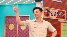 伊正學生時期為專心唸書剃光頭。（圖／衛視提供）