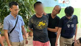 台南殯儀館槍擊案　犯嫌高雄落網台南市立殯儀館6日下午驚傳槍擊案，警方循線鎖定從事殯葬相關行業的郭姓槍手（後左2），案發3小時後在高雄市苓雅區逮人，立刻帶回台南市警局第六分局偵訊。（台南市警局提供）中央社記者張榮祥台南傳真　109年10月6日