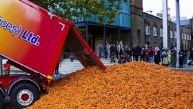 一輛貨車突然開進學校，到下24萬根紅蘿蔔。（圖／翻攝自推特） 