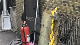 ▲台北市馬姓女子涉嫌看到母親滾落樓梯摔死後，見死不救30小時才報案，還誣指親哥哥行兇。案發後，馬女一度呈現崩潰狀態，由其他親友帶回。（資料照／翻攝畫面）