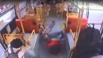 騎士衝出巷口撞公車　車上乘客遭拋飛