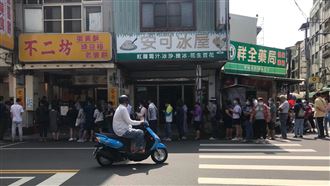 獨／中秋節剛過…不二坊蛋黃酥還在排