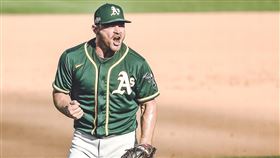 ▲運動家終結者漢瑞克斯（Liam Hendriks）後援3局無失分。（圖／翻攝自運動家推特）