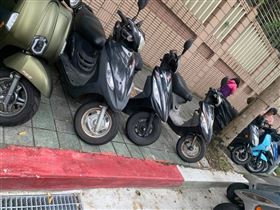 機車格人行道，他騎上去被開單，納悶「汽車不就要用推的」。（圖／翻攝自爆廢公社）