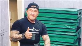 知名健身網紅「館長」陳之漢/中槍後在健身房鍛鍊/啞鈴。臉書