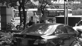 居家檢疫男與友人被請出派出所門口等候。（圖／記者楊忠翰攝影）