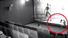 帶女兒看電影！下秒她「飛踢銀幕10下」…家長賠慘臉綠了▲。（圖／翻攝自微博）