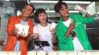 浩角翔起終於合體　被拱擁抱尷尬拒絕