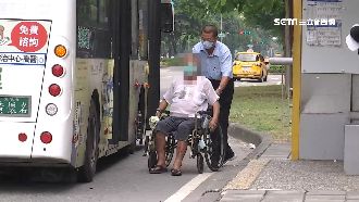 高雄公車難靠月台　伯坐輪椅走快車道