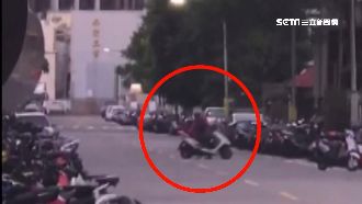 婦狂移上鎖車　民眾傻：乾坤大挪移？