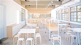 台南新東國小餐廳美感改造教育部委託台灣設計研究院執行的「2019學美．美學—校園美感設計實踐計畫」，經過2階段評選及實地考察後，選出9所學校作為首波參與學校，其中台南市新東國小學校餐廳，透過機能優化，打造複合式使用空間。（台灣設計院提供）中央社記者鄭景雯傳真　109年10月8日