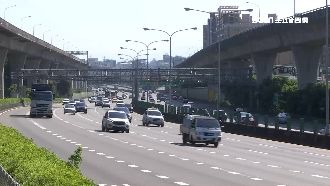 國慶連假怕塞　民眾提早出門打氣加油