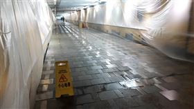 花蓮火車站地下道漏水嚴重  施工改善台鐵局花蓮火車站地下道漏水多年，改善工程9月動工，施工期間將碰上全民運動會，台鐵指出，已經和施工單位協調，會調整工序，保持前、後站出站動線順暢。中央社記者張祈攝  109年10月8日