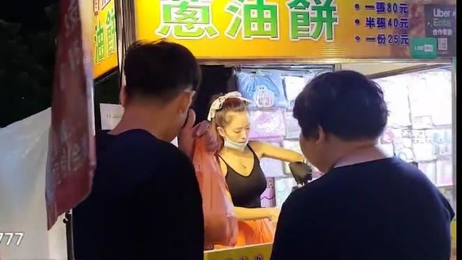 巨峰闆娘賣蔥油餅　影片曝光網秒暴動