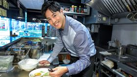 袁艾菲為孫其君拉麵店站台（圖／希望娛樂提供）