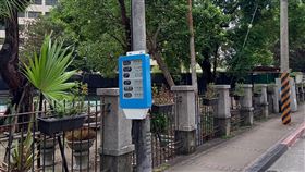 北市首創智慧型站牌與路燈共桿　已設55站為提高台北市智慧型站牌普及率，另考量市區人行道及道路設置傳統智慧型站牌時，常因地下管路障礙及人行道寬度不足無法設置，並為配合減桿政策以達市容美觀，北市首創智慧型站牌與路燈共桿，目前已設置55站，分為LED站牌和電子紙站牌。（台北市公運處提供）中央社記者李宛諭傳真　109年10月8日