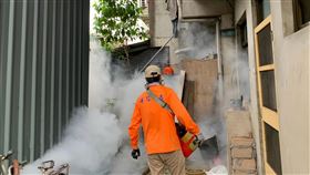 新北蘆洲新增1例本土登革熱　環境噴灑消毒新北市蘆洲區傳出新增1例本土登革熱病例，市府衛生局7日表示，已完成個案住家戶內外清除孳生源、噴灑、消毒及衛生教育。（衛生局提供）中央社記者黃旭昇新北傳真　109年10月7日