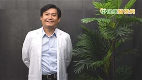 陳業鵬主任表示，遺傳因子也是造成心肌梗塞的原因之一，一般而言，有家族病史的人發生心肌梗塞的機率為一般人的十倍。