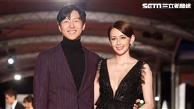 金鐘紅毯/袁艾菲跟老公余岱宗。（圖／記者林聖凱攝影）