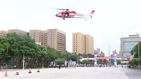 國慶大會預演，黑鷹直升機垂降特勤，維安特勤裝甲車撞破公車破璃，維安攻堅