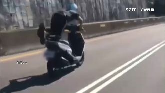 南投2機車馬路互飆　翹孤輪還趴車