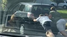 狗狗看見家人推車推得吃力，從休旅車上一躍而下 （圖／翻攝自凱拉抖音） 