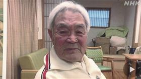 ▲93歲聖火跑者鳥海勳先走了。（圖／翻攝自NHK推特）