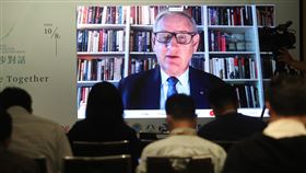 前瑞典總理：中國就是戰狼外交的最大受害者「2020年玉山論壇：亞洲創新與進步對話」8日開幕，前瑞典總理畢爾德（Carl Bildt）透過視訊回覆媒體提問時表示，中共的壓迫性外交政策只會在各國遭致反效果，中國就是「戰狼外交」的最大受害者。中央社記者張新偉攝　109年10月8日