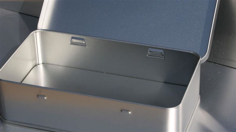 一名退休老翁原本也過著精打細算的生活，沒想到在整理父母遺物時，意外翻出一個舊鐵盒，裡面竟藏著一張30年前的股票交易文件。（示意圖／PIXABAY）