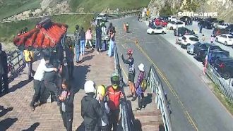 合歡山武嶺塞爆　停車「一位難求」