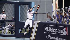 ▲太空人右外野手瑞迪克（Josh Reddick）美技接回全壘打。（圖／美聯社／達志影像）