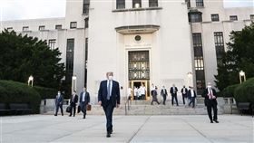 美國總統川普（前）8日暗指是在白宮接見美軍陣亡將士遺族時被對方傳染武漢肺炎。圖為川普5日步出軍事醫學中心。（圖／翻攝自The White House flickr網頁，版權屬公有領域）
