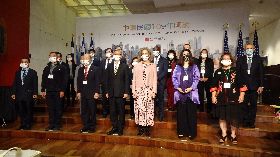 駐紐約辦事處國慶酒會　賓客戴口罩合照