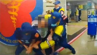 男持菜刀闖三總　警驚險奪刀畫面曝光