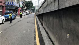 吳女騎車行經中正橋，突感右臉頰遭異物打穿，警方追查後發現，竟是車行老闆當街試槍，其中1發不慎打中吳女，警方循線逮捕老闆，及貼靶紙的李姓員工，並起獲空氣長槍1把，訊後依殺人未遂及槍砲罪送辦（楊忠翰攝）