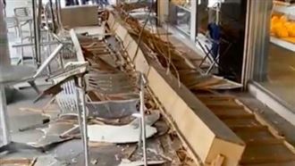 新／一聲巨響...咖啡廳天花板砸落