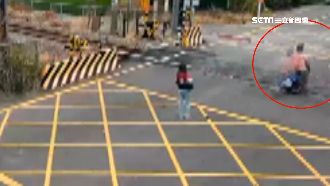 男女疑似吵架…騎車撞歪平交道柵欄