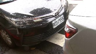 賓士違停斑馬線　駕駛不滿被錄影怒嗆