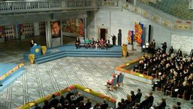 2010年，挪威諾貝爾委員會以「在中國為基本人權持久而非暴力的奮鬥」為由，將當年的和平獎頒發給劉曉波。當時劉曉波正因簽署「零八憲章」被中國官方囚禁。諾貝爾委員會在頒獎典禮上擺出一張空蕩蕩的椅子，象徵身陷囹圄的劉曉波。（圖取自維基共享資源網頁，版權屬公有領域）
