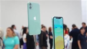iPhone 11新顏色亮相蘋果公司推出iPhone 11系列新機，圖為搭載雙鏡頭的6.1吋綠色iPhone 11。中央社記者吳家豪舊金山攝 108年9月15日